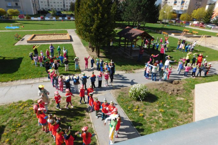 Ilustračný obrázok k článku Slovenský raj, Štrbské pleso či Lomnický štít: Toto všetko bolo súčasťou školského dvora na sídlisku Západ