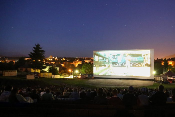 Ilustračný obrázok k článku Pred Redutou bude letné kino pod holým nebom: Na aké filmy sa môžeme tešiť?
