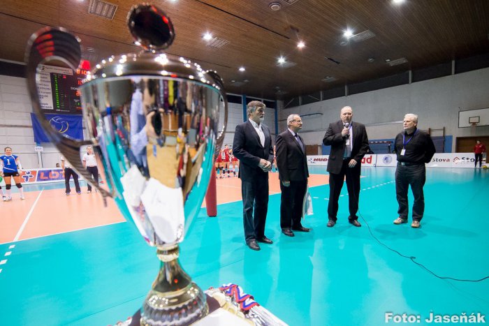 Ilustračný obrázok k článku Finále Slovenského pohára vo volejbale po piatich rokoch v Spišskej: Naše volejbalistky si odniesli striebornú medailu