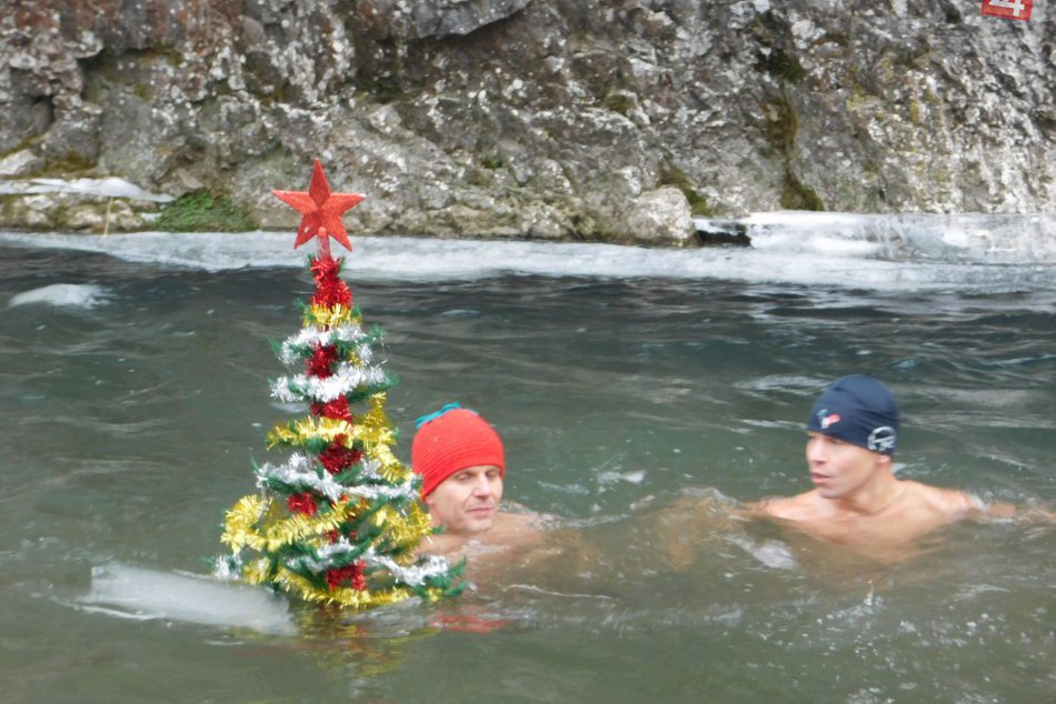Ilustračný obrázok k článku Otužilci zo Spiša v akcii: V ľadovom Hornáde sa kúpali s vianočným stromčekom